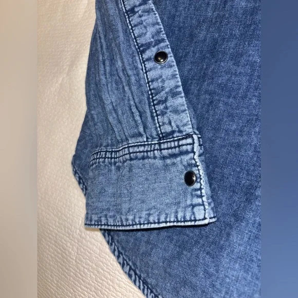 Affliction Reversible Dark Blue Denim Shirt with Graphic Back
Size Medium - Picture 10 of 12